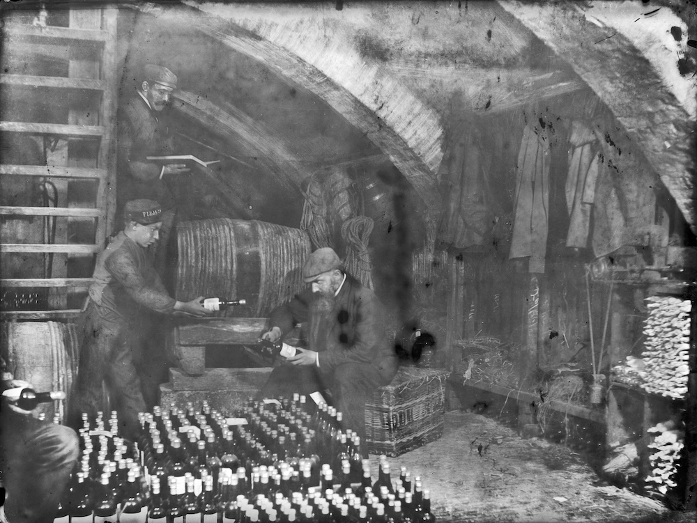 De Stadskelder de opslagruimte voor de wijnhandel Finj Co onder huize Keiserrijck 1910
