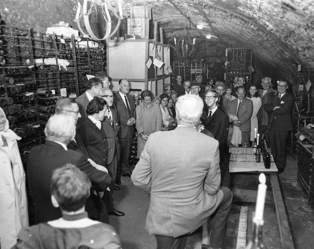 Een excursie van de Vereniging Oud Utrecht naar Wijnhandel Finj en Co 1970