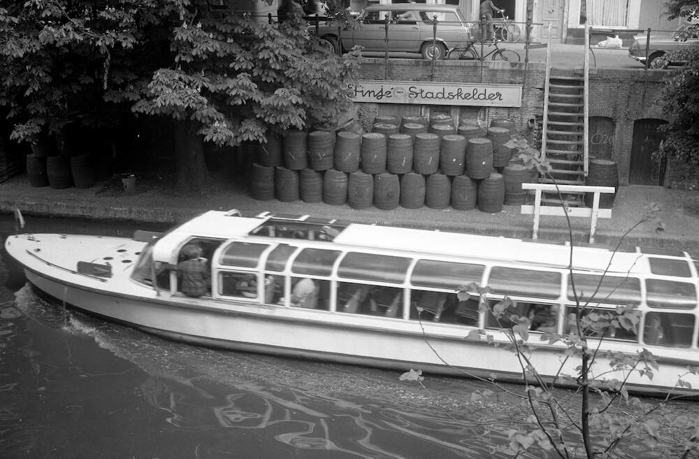 Op de werf opgeslagen tonnen bestemd voor Wijnhandel Finj en Co Stadskelder 1966