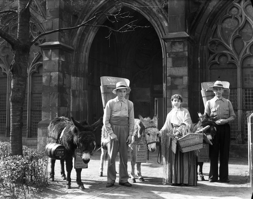 Reclamefoto 2 voor een wijnfeest in het caf restaurant De Dietsche Taveerne in samenwerking met wijnhandel Finj en Amersfoorts Dierenpark FF van der Werf 1955