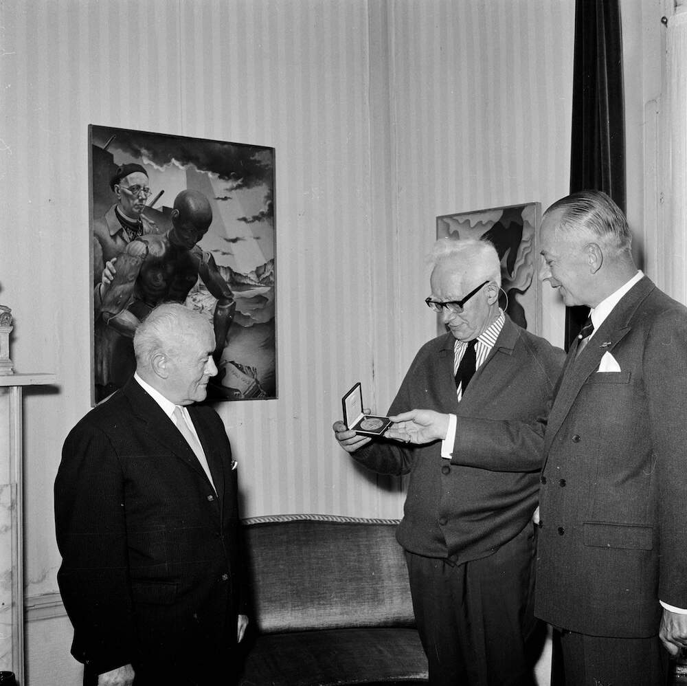 Willem van Leusden ontvangt stadsmedaille Utrecht uit handen van wethouder Van der Vlist en burgemeester De Ranitz 1966