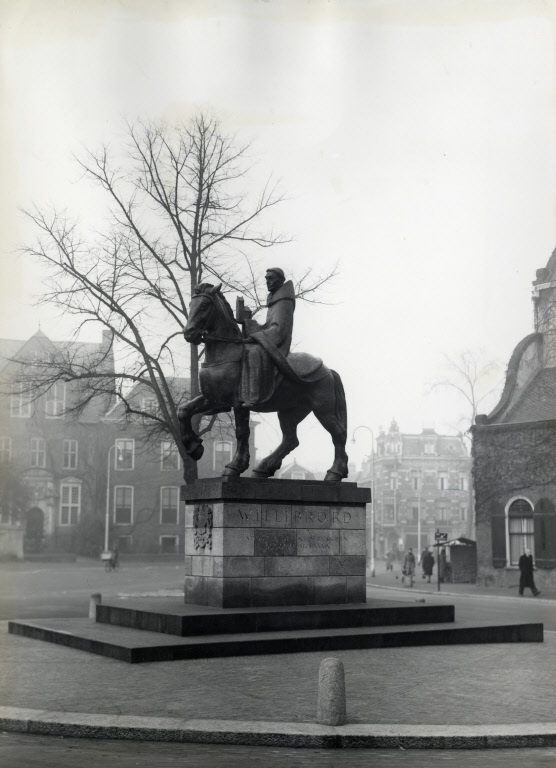 Willibrord 1947 na onthulling uit Jaarboek Oud Utrecht