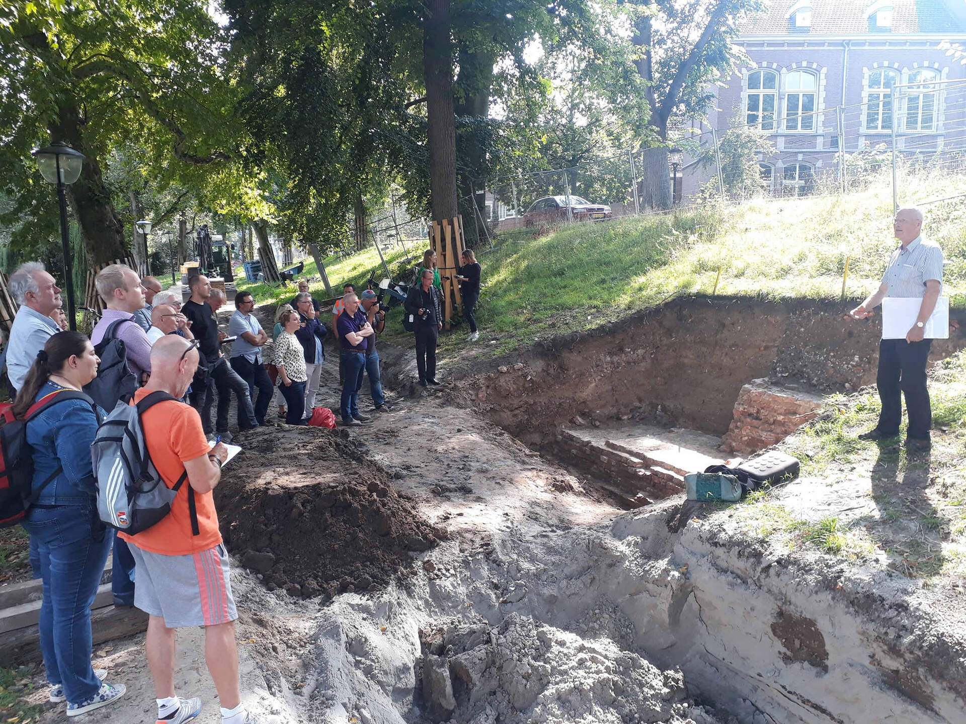 Stadsmuur Erik Graafstal met bouwhistoricus Frans Kipp Stadsmuur Erik Graafstal met bouwhistoricus Frans Kipp