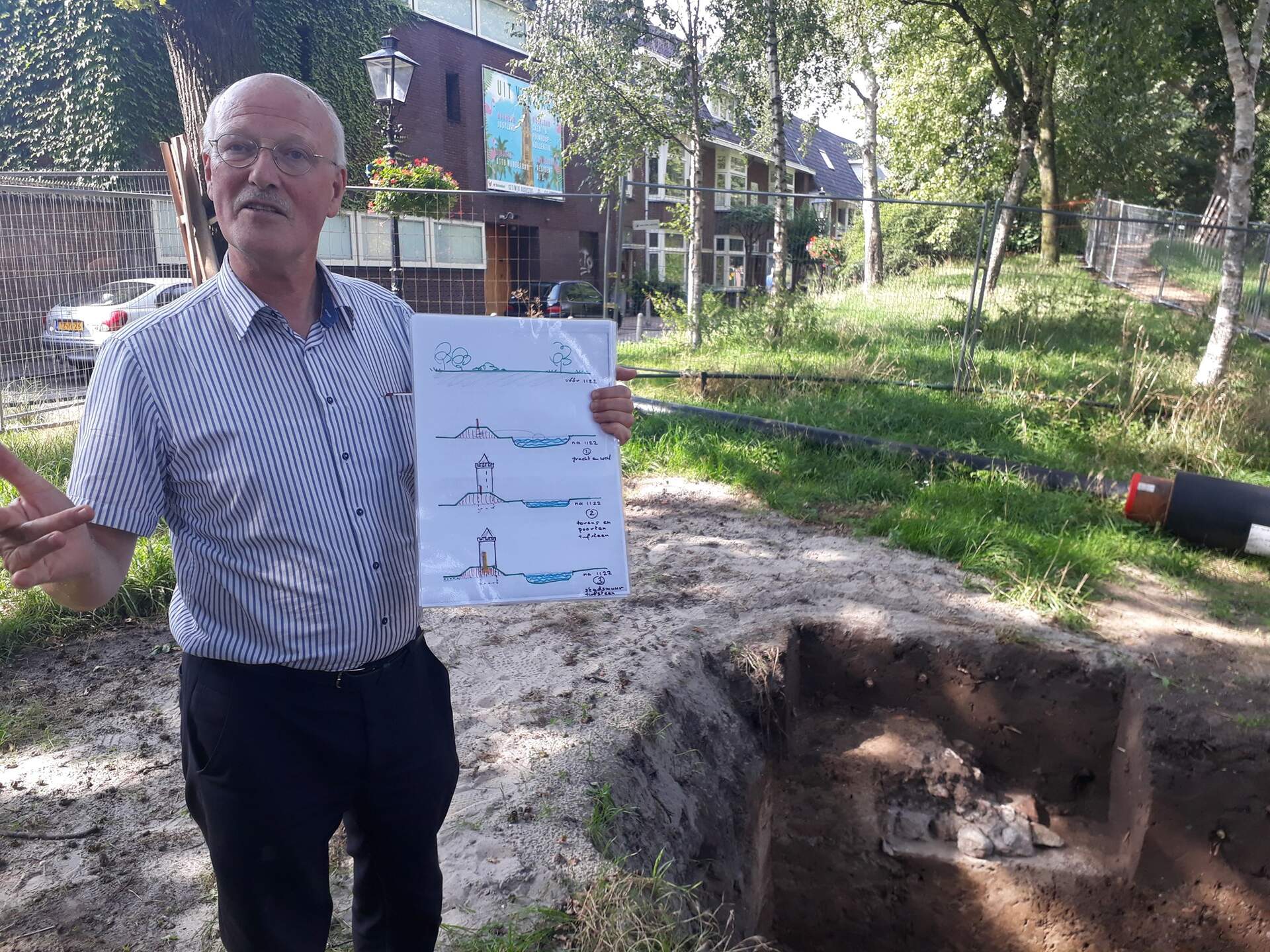 Stadsmuur Erik Graafstal met bouwhistoricus Frans Kipp Stadsmuur Erik Graafstal 4 met bouwhistoricus Frans Kipp