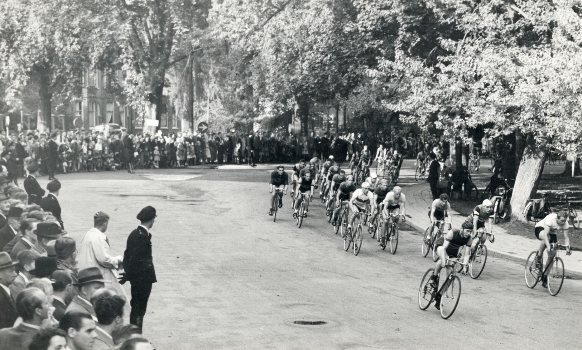 wielerwedstrijd Ronde van Utrecht tijdens doorkomst van de wielrenners door een van de bochten in het Wilhelminapark FF van der Werf 1950 kleiner